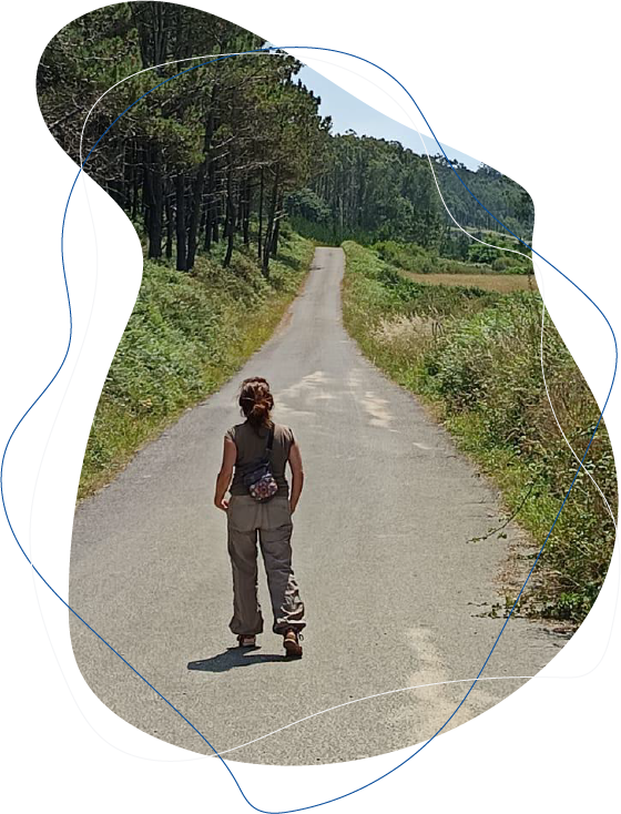 Fotografía de Ángeles en un camino asfaltado cerca del bosque