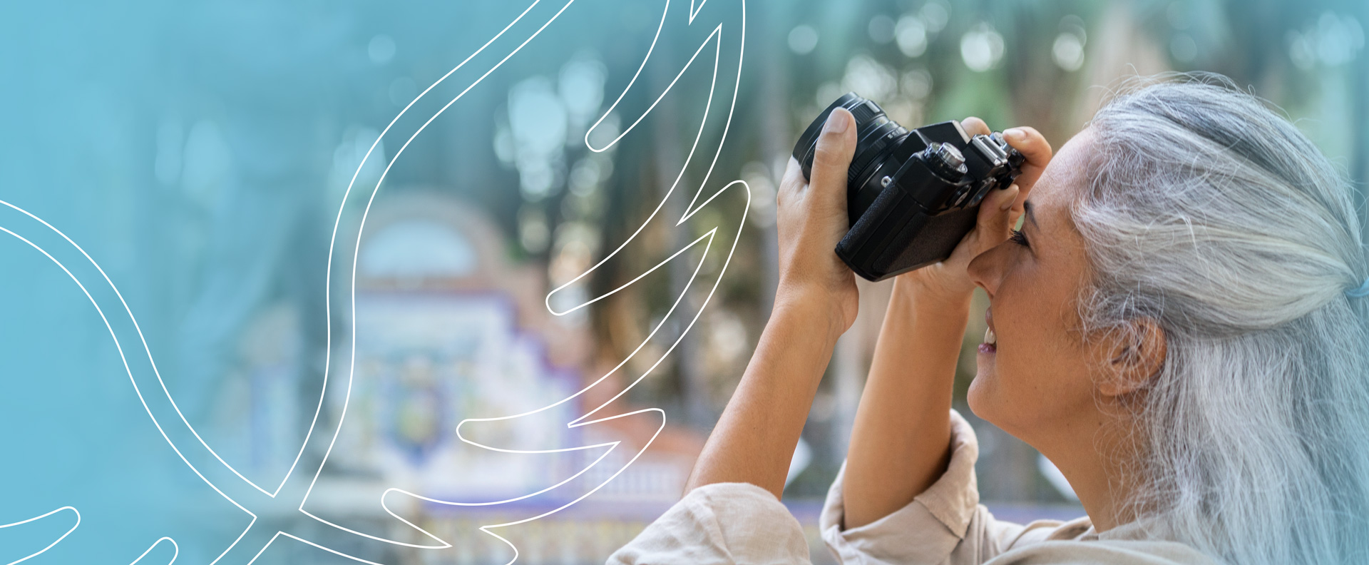 Mujer sosteniendo una cámara