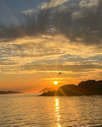 Fotografía de un precioso atardecer en la costa