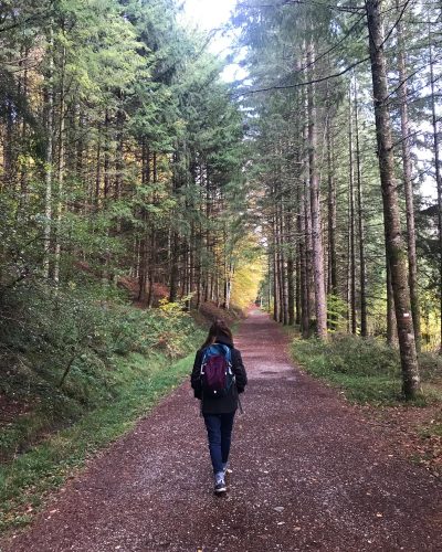 Fotografía de Ángeles paseando por un bosque mientras practica la atención plena