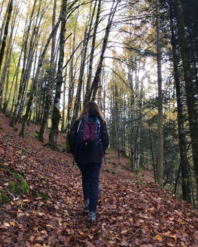 Fotografía de Ángeles mientras camina por el bosque