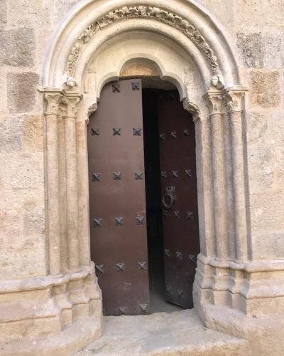 Fotografía de una puerta, llama puerta de Don Fabrique